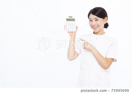 30多歲的女性美容診所工作人員 73995699