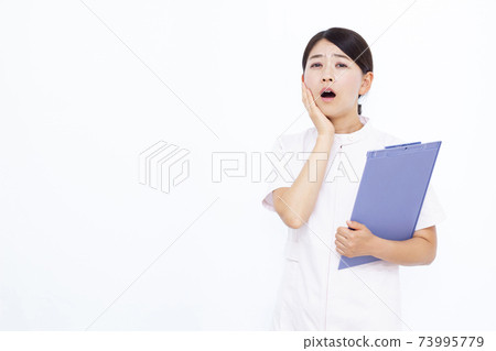 30多歲的女性美容診所工作人員 73995779