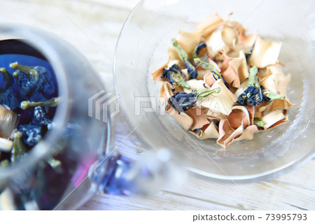 蝴蝶桃茶，藍色花草茶在玻璃茶壺中 73995793
