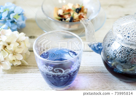 蝴蝶豌豆藍色涼茶在玻璃茶壺 73995814