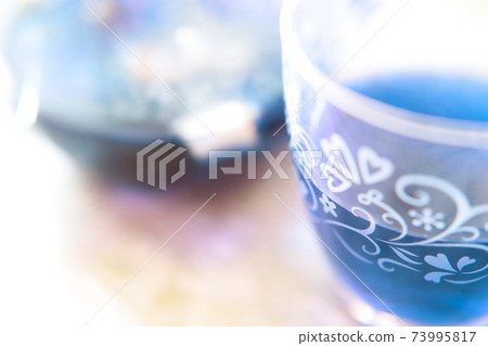蝴蝶豌豆藍色涼茶在玻璃茶壺和杯子 73995817