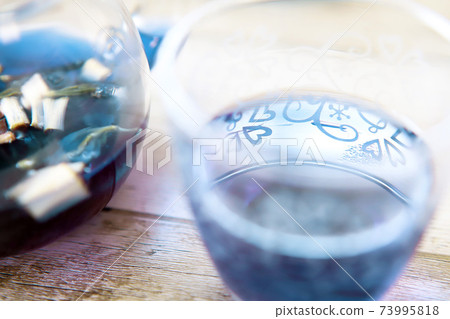 蝴蝶豌豆藍色涼茶在玻璃茶壺和杯子 蝴蝶豌豆藍色涼茶在玻璃茶壺和杯子 73995818