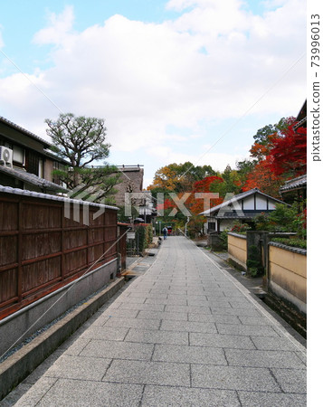 Kyoto Sagano Autumn Leaves Toriimoto (Important Traditional Buildings Preservation District, Early Winter) 73996013
