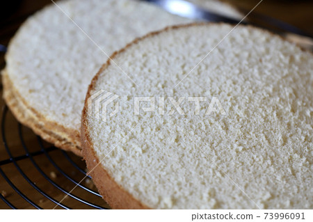 用米粉製作的海綿蛋糕的橫截面 - 無麩質糖果 73996091