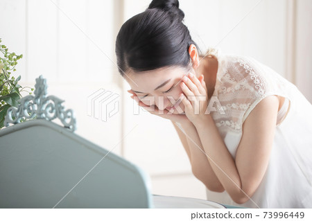 洗臉並保養皮膚的女性 73996449
