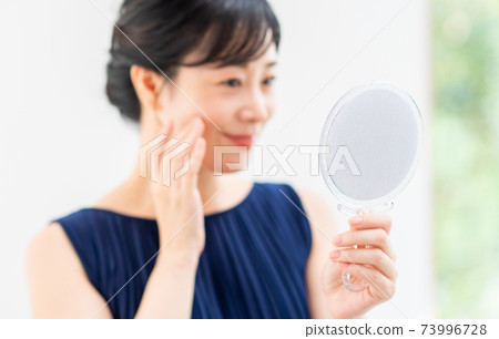 看鏡子的中間婦女 73996728