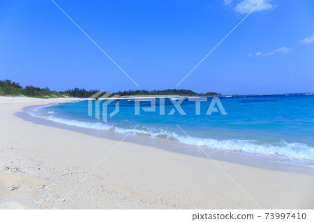 海浪從清澈的大海撞擊到純淨的白色沙灘上 73997410