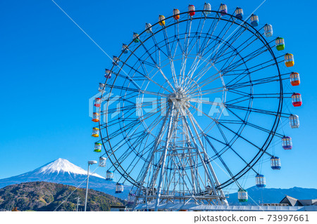 富士山和多彩的摩天輪 73997661