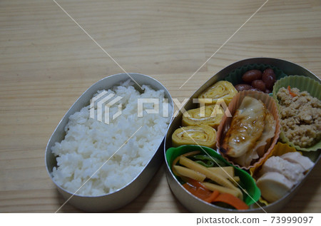 木桌和鋁製午餐 73999097