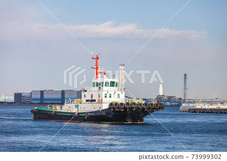 A tugboat that assists large vessels in berthing and leaving A tugboat that assists large vessels in berthing and leaving 73999302