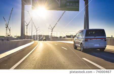 車奔向早晨的陽光 74000467