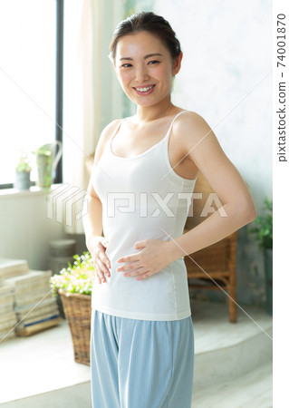 A pretty woman with a refreshing belly 74001870