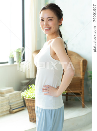 腹部清爽的漂亮女人 74001907