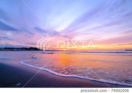[Enoshima, Kanagawa] The sea illuminated by the rising sun 74002006