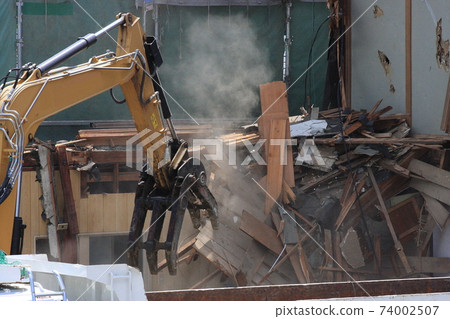 Demolition of wooden buildings using hydraulic forks 74002507