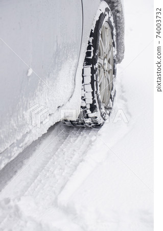 雪路面和無釘輪胎 74003732