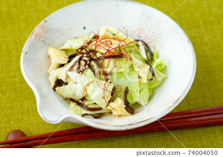 鹽味白菜（白菜加鹽味海帶）。簡單的食譜，蔬菜菜餚，小吃，配菜。 74004050