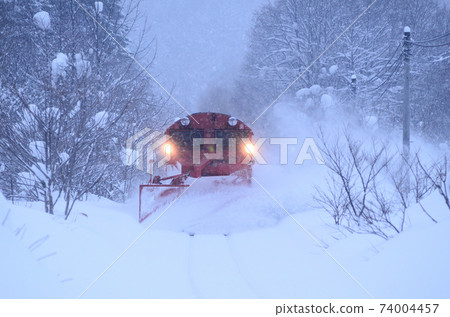 羅素汽車前進,同時將飄落的雪花彈向森林 羅素汽車前進,同時將飄落的雪花彈向森林 74004457