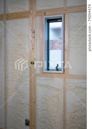 新建的帶噴霧隔熱的單戶住宅的建築工地 新建的帶噴霧隔熱的單戶住宅的建築工地 74004474