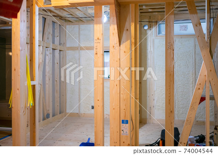 新建的帶噴霧隔熱的單戶住宅的建築工地 74004544