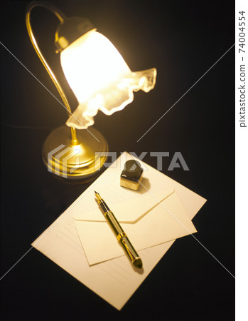Stand and fountain pen and stationery 74004554