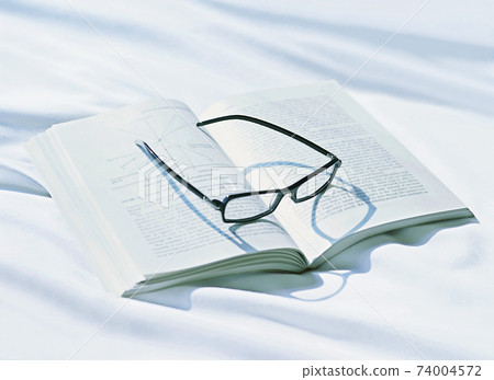 書上的眼鏡 書上的眼鏡 74004572