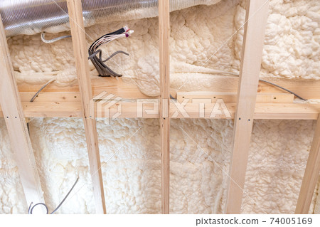 新建的帶噴霧隔熱的單戶住宅的建築工地 新建的帶噴霧隔熱的單戶住宅的建築工地 74005169