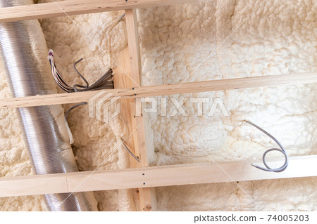 新建的帶噴霧隔熱的單戶住宅的建築工地 74005203