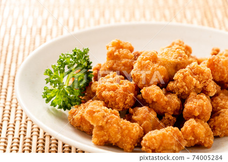 Fried cartilage (chicken knee cartilage). 74005284