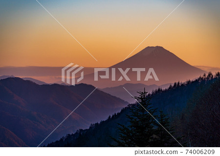 （山梨縣）秋天從柳澤Pass口眺望富士山的夜景 74006209
