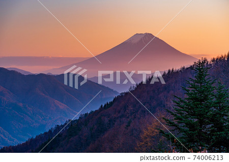 (Yamanashi Prefecture) Mt. Fuji evening view from Yanagisawa Pass in autumn 74006213