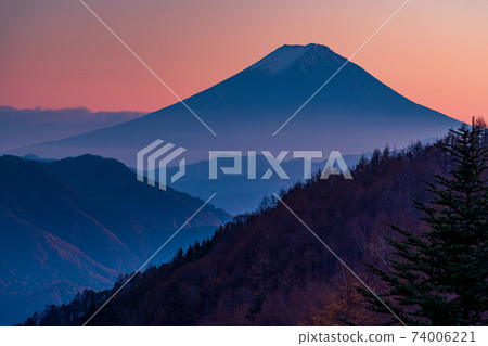 （山梨縣）秋天從柳澤Pass口眺望富士山的夜景 74006221