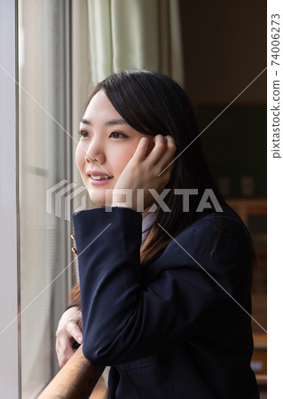 High school girls, high school students, looking at the outside scenery High school girls, high school students, looking at the outside scenery 74006273