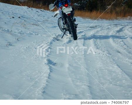 Hakuba forest road at snow Jebel 74006797