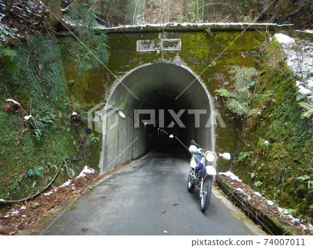 在前往八tom森林公路的途中經過一條狹窄的隧道。自行車是鈴木Jebel 200 在前往八tom森林公路的途中經過一條狹窄的隧道。自行車是鈴木Jebel 200 74007011