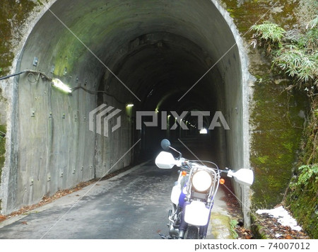 Go through a narrow tunnel on the way to the Hachitomaki forest road. The bike is Suzuki Jebel 200 Go through a narrow tunnel on the way to the Hachitomaki forest road. The bike is Suzuki Jebel 200 74007012
