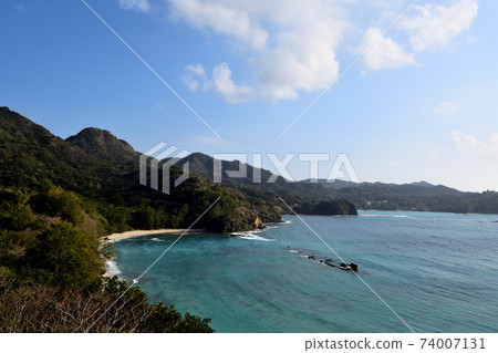 沉船沉睡的海岸和藍天 沉船沉睡的海岸和藍天 74007131