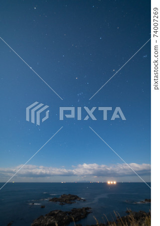 Orion, which is clear on the sea in winter 74007269