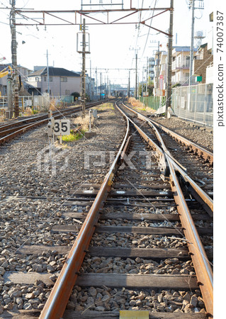 穿越大東京地區鐵路道口的鐵軌 穿越大東京地區鐵路道口的鐵軌 74007387