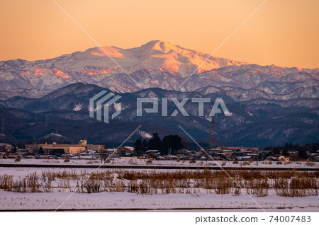 一月拍攝的白山山和山頂崇拜/日落(來自石川縣能美市) 一月拍攝的白山山和山頂崇拜/日落(來自石川縣能美市) 74007483
