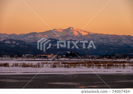一月拍攝的白山山和山頂崇拜/日落(來自石川縣能美市) 一月拍攝的白山山和山頂崇拜/日落(來自石川縣能美市) 74007484