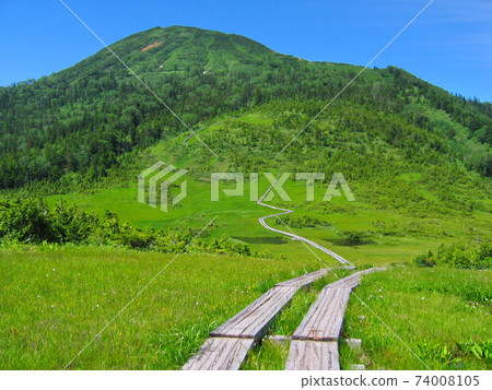 A wooden path leading to Oze and Hiuchigadake (Kumazawa Tashiro) A wooden path leading to Oze and Hiuchigadake (Kumazawa Tashiro) 74008105