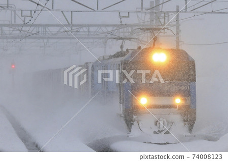 一架貨運列車在暴風雪中在上越線運行 一架貨運列車在暴風雪中在上越線運行 74008123