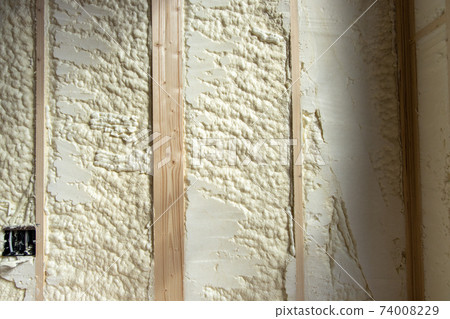 新建的帶噴霧隔熱的單戶住宅施工現場的牆壁和插座 新建的帶噴霧隔熱的單戶住宅施工現場的牆壁和插座 74008229