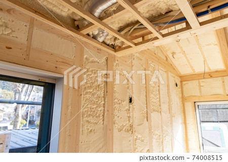 新建的帶噴霧隔熱的單戶住宅的建築工地 74008515