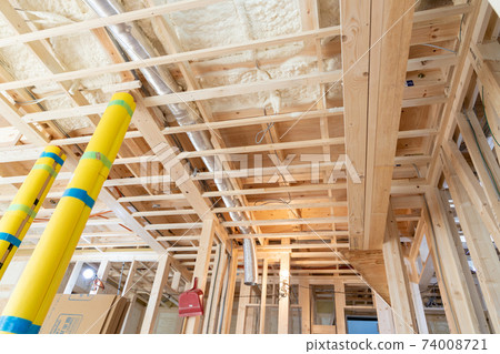 新建的帶噴霧隔熱的單戶住宅的建築工地 新建的帶噴霧隔熱的單戶住宅的建築工地 74008721