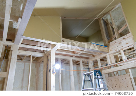 新建的帶噴霧隔熱的單戶住宅的建築工地 74008730