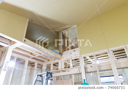 新建的帶噴霧隔熱的單戶住宅的建築工地 新建的帶噴霧隔熱的單戶住宅的建築工地 74008731