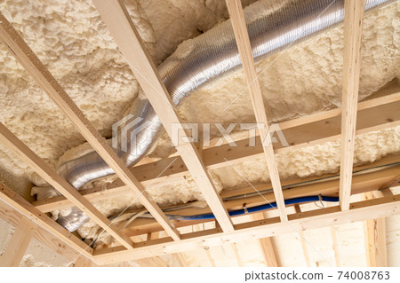 新建的帶噴霧隔熱的單戶住宅的建築工地 74008763