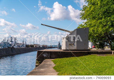 Russia. Kronstadt. Attraction Gun Tower on the western mooring wall of Ust-Slingshot. 74009093